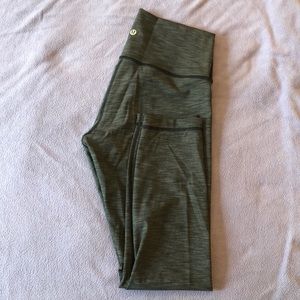 LULULEMON Cropped Athletic Leggings
